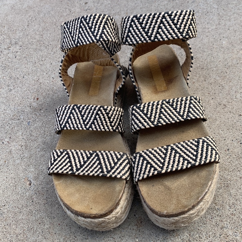 Steve Madden Wedges, gently used blank and white